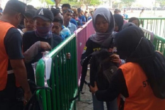 Bobotoh wanita nyaman masuk ke Stadion Gelora Bung Tomo, Surabaya, Jawa Timur, Kamis (26/7/2018)