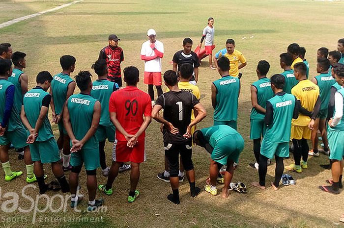 Pemain-pemain Persegres saat mendengarkan arahan pelatih Puji Handoko saat berlatih di Gelora Joko Samudro, Senin (16/4/2018).