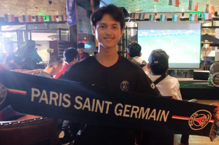 Salah satu suporter Paris Saint-Germain Indonesia pada acara nonton bareng laga OGC Nice Vs Paris Saint-Germain di McGettigan’s, Jakarta, Minggu (18/3/2018).
