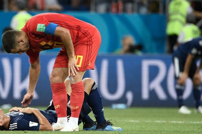 Gelandang Belgia, Eden Hazard, mencoba menghibur gelandang Jepang, Shinji Kagawa, seusai laga babak 16 besar Piala Dunia 2018 di Rostov Arena, Rostov-On-Don, Rusia pada 2 Juli 2018.