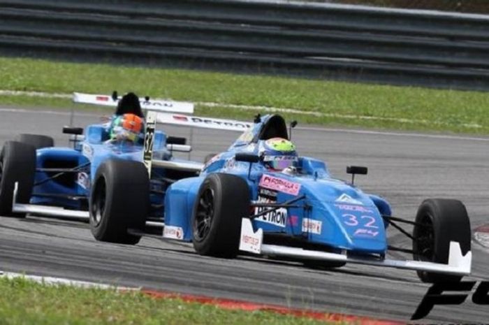 Pebalap Indonesia, Presley Martono (32, depan), memacu mobilnya pada race keenam seri ke-6 Formula 4 South East Asia (F4 SEA) di Sirkuit Sepang, Malaysia, Minggu (22/1/2017).