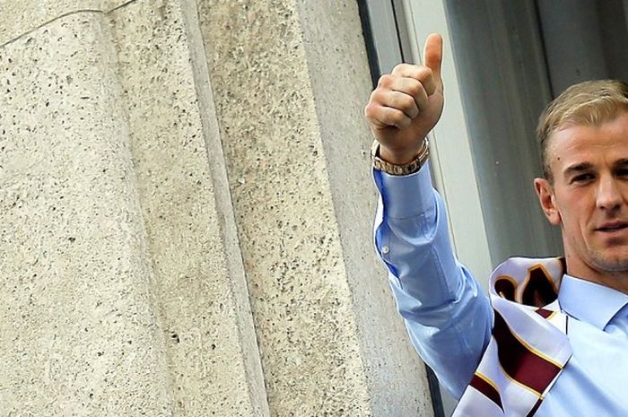 Kiper Torino asal Inggris, Joe Hart, mengacungkan jari jempol saat akan melakukan tes kesehatan di klub yang akan mengontraknya, Torino, pada 30 Agustus 2016.