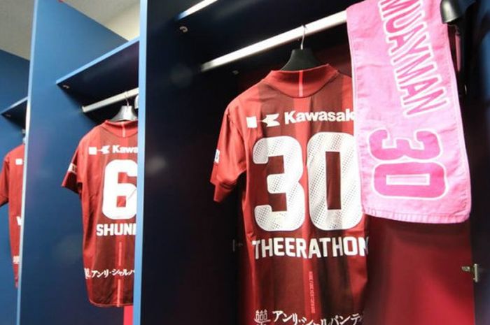 Kaus bek Thailand yang membela Vissel Kobe, Theeraton Bunmathan jelang laga kontra Consadole Sapporo pada lanjutan Liga Jepang 1 di ruang ganti Stadion Noevir, Kobe, 20 Mei 2018.