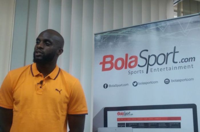 Gelandang Mitra Kukar, Mohamed Sissoko, pada sesi interview dengan BolaSport pada kunjungan ke kantor redaksi Tabloid BOLA di Palmerah Barat, Jakarta, pada Senin (9/10/2017).