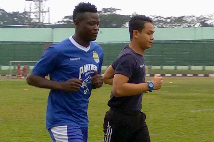 Pemain anyar Persib Bandung, Ezechiel Aliadjim N'Douassel (kiri) berlatih terpisah ditemani official tim di Stadion Siliwangi, Kota Bandung, Selasa (8/8/2017).