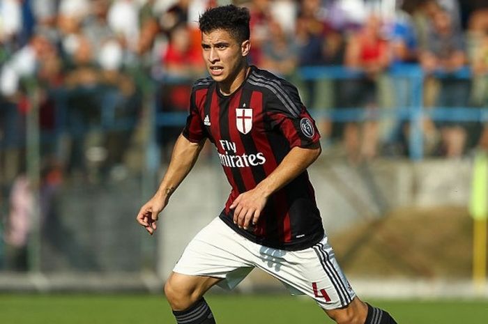 Aksi gelandang AC Milan, Jose Mauri, dalam pertandingan pramusim 2015-2016 menghadapi Legnano di Solbiate Arno, Italia, pada 14 Juli 2015.