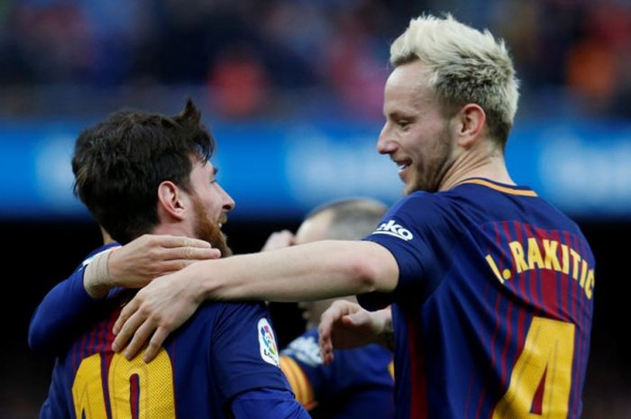  Megabintang FC Barcelona, Lionel Messi (kiri), merayakan golnya bersama Ivan Rakitic, dalam laga Liga Spanyol kontra Atletico Madrid di Stadion Camp Nou, Barcelona, pada 4 Maret 2018. 