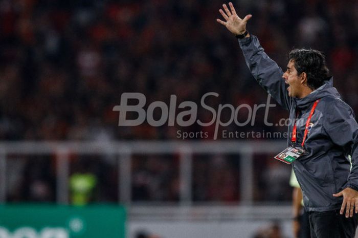   Ekspresi pelatih Persija Jakarta, Stefano Cugurra, dalam pertandingan kelima Grup H Piala AFC 2018 melawan Johor Darul Takzim di Stadion Utama Gelora Bung Karno, Selasa (10/4/2018).   