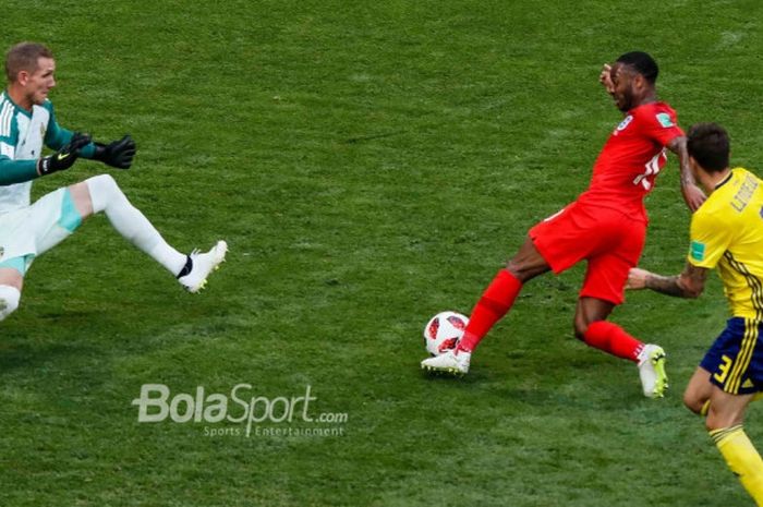 Penyerang timnas Inggris, Raheem Sterling, berusaha melewati kiper Swedia, Robin Olsen, dalam partai perempat final Piala Dunia 2018 di Samara Arena, 7 Juli 2018.