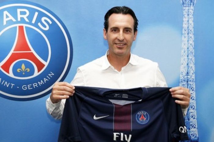 Pelatih baru Paris Saint-Germain, Unai Emery, berpose setelah resmi menandatangani kontrak.