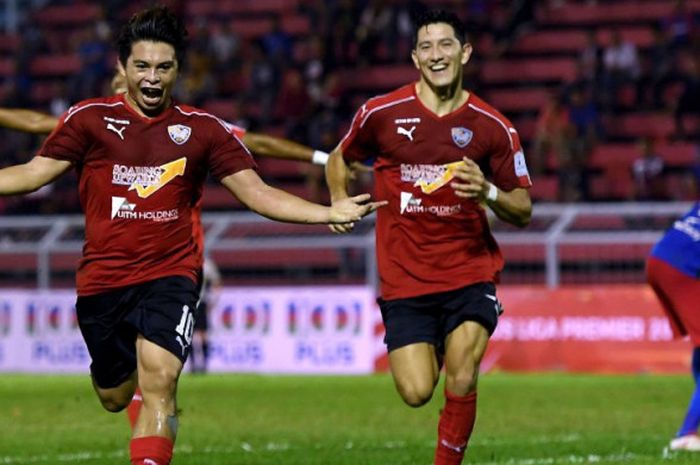 Pemain UITM FC, Nur Areff Kamarudin merayakan gol sensasionalnya ke gawang Johor Darul Takzim II di lanjutan Liga Primer Malaysia pekan kedua, Rabu (7/2/2018).