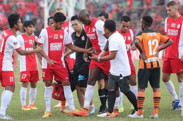 Striker asing PSM, Luiz Ricardo, tengah dibopong rekan setimnya pada laga kontra Perseru Serui di Stadion Andi Mattalatta, Jumat (16/9/2016).