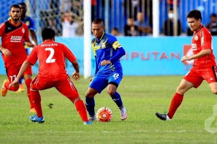 Winger Persiba, Siswanto diantara tiga pemain Semen Padang di Stadion Persiba, Balikpapan, Jumat (29/7/2016) sore. 