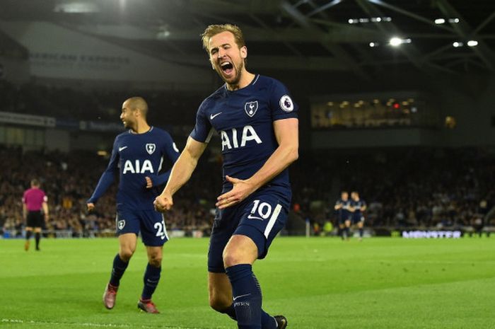 Striker Tottenham Hotspur, Harry Kane, merayakan gol yang dicetak ke gawang Brighton & Hove Albion dalam laga Liga Inggris di Stadion Amex, Brighton pada 17 April 2018.