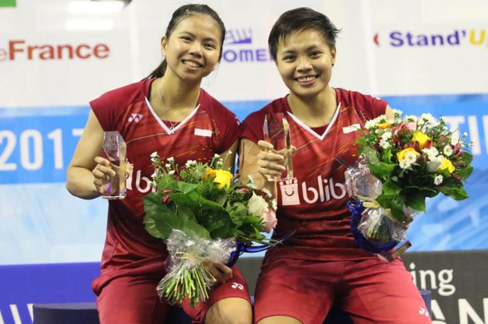 Greysia Polii (kiri) dan Apriyani Rahayu berpose di podium French Open 2017 setelah menang 21-17, 21-15 atas pasangan Korea Selatan, Lee So-hee/Shin Seung-chan pada Minggu (29/10/2017).