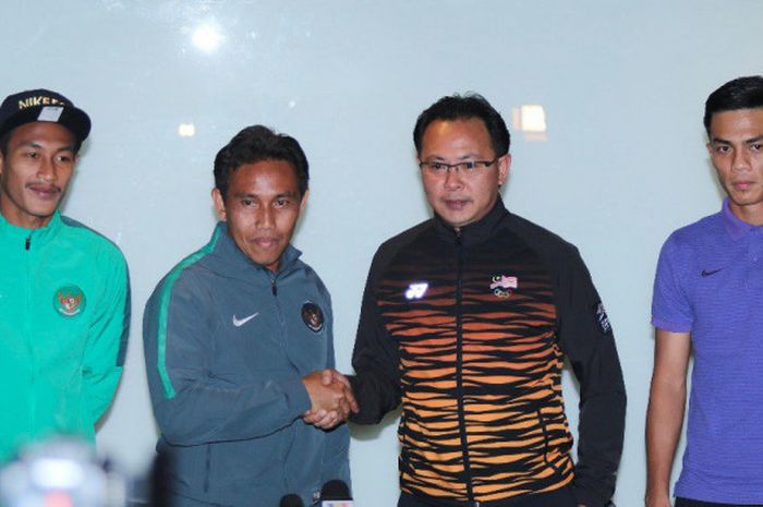 Bima Sakti dan Hansamu Yama menghadiri konferensi pers jelang pertandingan babak semifinal Malaysia kontra Indonesa.