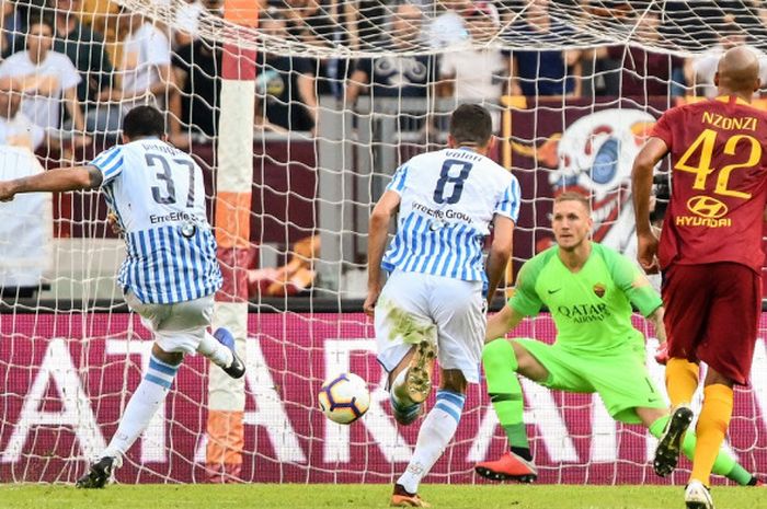 Penyerang SPAL, Andrea Petagna, mencetak gol lewat penalti dalam pertandingan Liga Italia menghadapi AS Roma di Stadion Olimpico Roma, 20 Oktober 2018.