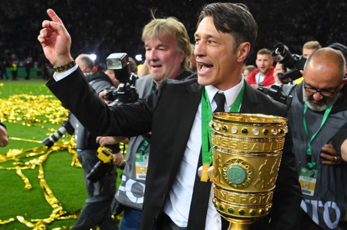 Pelatih Eintracht Frankfurt, Niko Kovac, merayakan gelar juara DFB-Pokal setelah mengalahkan Bayern Muenchen di Olympic Stadium, Berlin (20/5/2018)