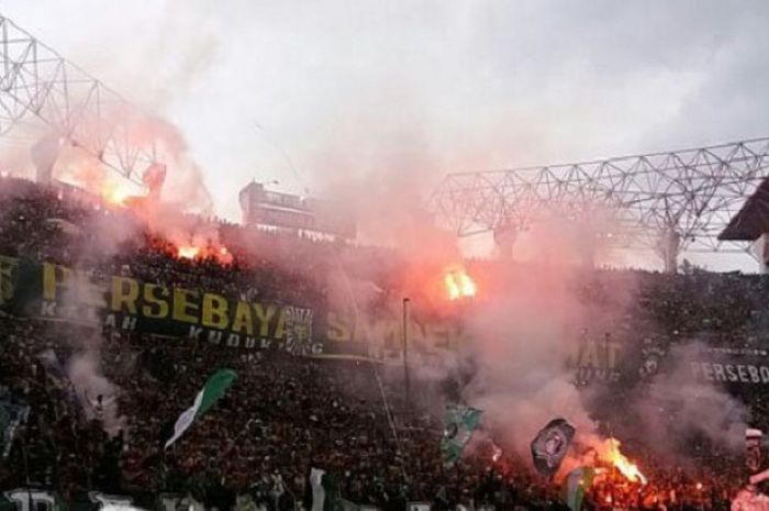 Flare yang dinyalakan Bonek, suporter Persebaya saat melawan Madura United. 