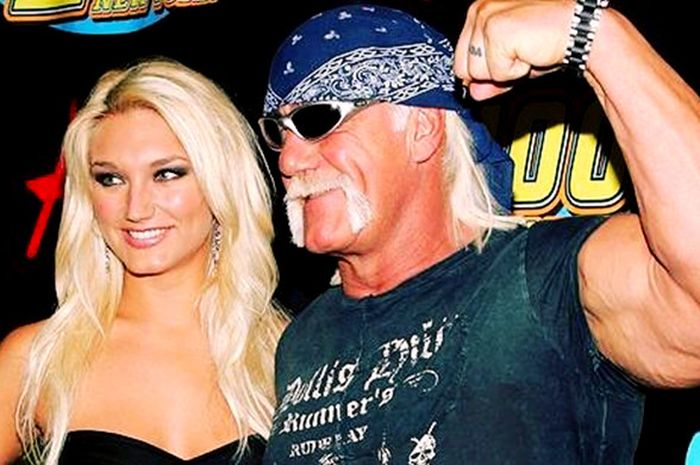 Brooke Hogan bersama sang ayah yang juga seorang legenda WWE, Hulk Hogan.