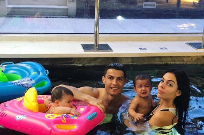 Cristiano Ronaldo dan Georgina Rodriguez sedang berenang bersama si kembar.