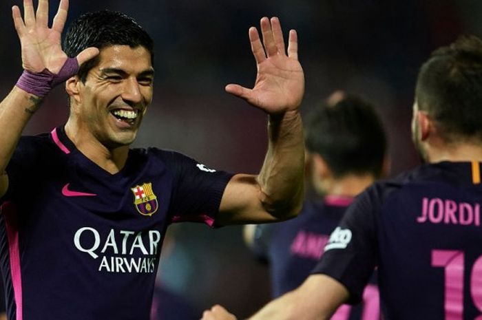 Striker FC Barcelona, Luis Suarez, melakukan selebrasi seusai menjebol gawang Granada dalam laga Liga Spanyol di Estadio Nuevo Los Carmenes, Minggu (2/4/2017)