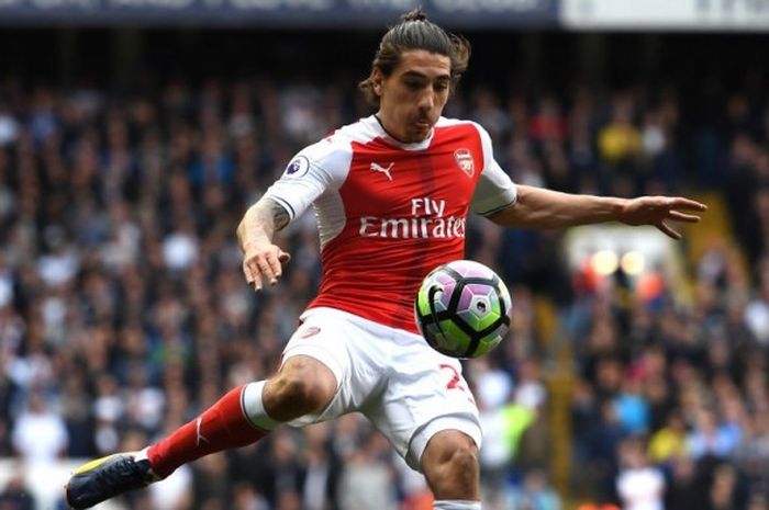 Aksi Hector Bellerin saat mengontrol bola dalam laga Premier League antara Tottenham Hotspur kontra Arsenal di White Hart Lane, 30 April 2017. 