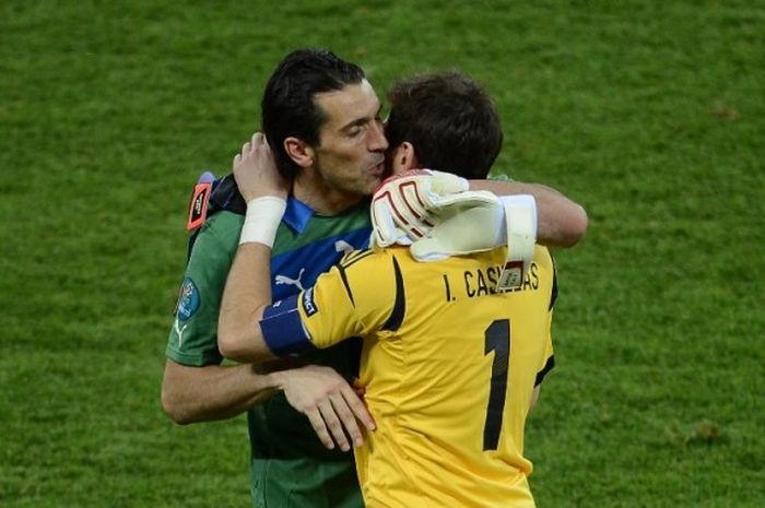 Gianluigi Buffon (kiri) dan Iker Casillas setelah duel Italia melawan Spanyol pada final Piala Eropa 2012 di Stadion Olympic, Kiev,  21 Juli 2017.