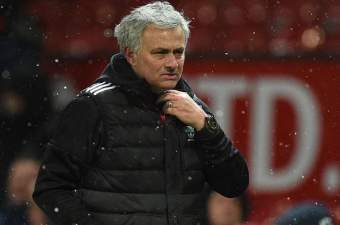 Ekspresi manajer Manchester United, Jose Mourinho, dalam pertandingan perempat final Piala FA 2017-2018 menghadapi Brighton & Hove Albion di Stadion Old Trafford, Manchester, Inggris, pada Sabtu (17/3/2018).