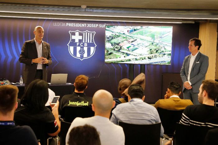  Wakil Presiden Barcelona, Jordi Moix, dan Direktur Espai Barca, Bill Mannarelli, menjelaskan proyek Espai Barca di Stadion Camp Nou pada Kamis (25/10/18). 