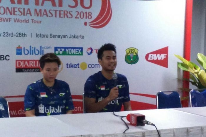 Pasangan ganda campuran Indonesia, Tontowi Ahmad/Liliyana Natsir, berbicara dalam konferensi pers di Istora Gelora Bung Karno, Jakarta, Selasa (23/1/2018).