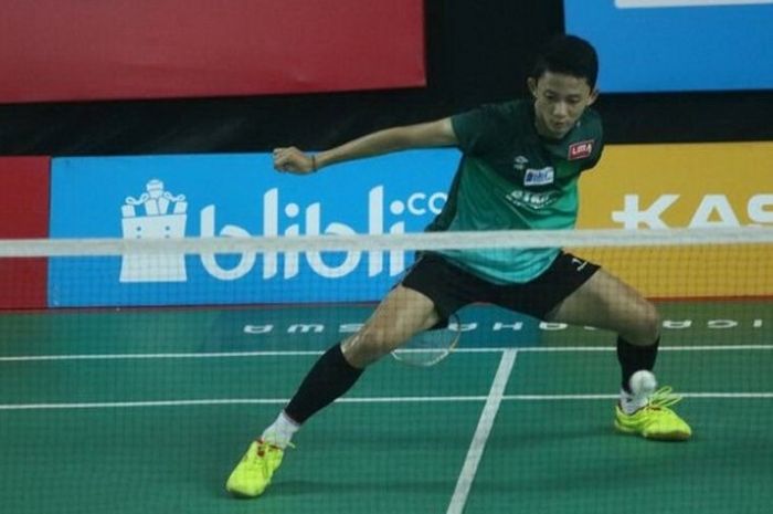  Tunggal pertama STKIP Pasundan, Abdul Kadir mengembalikan kok ke arah pemain Universitas Pendidikan Indonesia (UPI) pada semifinal LIMA Badminton Nationals yang berlangsung ,Sabtu (20/5/2017). 