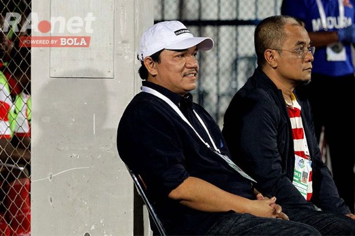 Presiden Madura United, Achsanul Qosasi (kiri), dan Manajer Madura United, Haruna Soemitro, meyaksikan timnya saat melawan Persipura Jayapura dalam laga pekan ke-10 Liga 1 di Stadion Gelora Bangkalan, Jawa Timur (07/06/2017) Rabu malam.