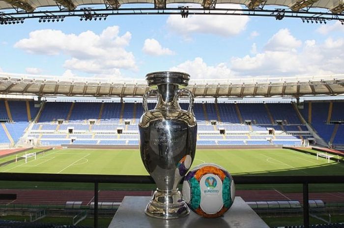 Trofi Piala Eropa dipajang di Stadion Olimpico, Roma, Italia, dalam acara peluncuran logo resmi Piala Eropa 2020.