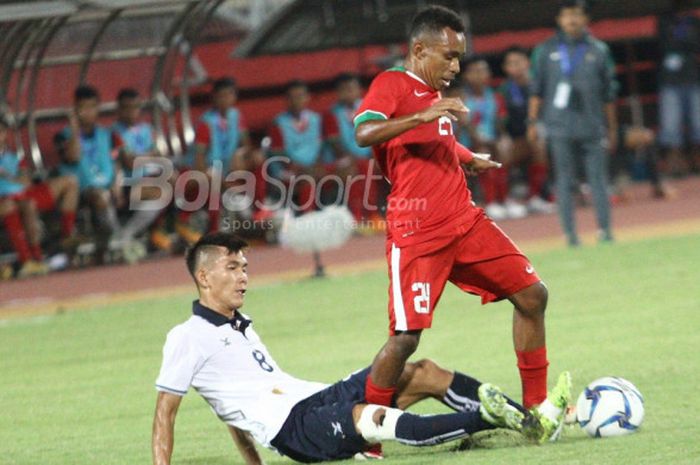 Aksi gelandang Timnas U-19 Indonesia, Todd Rivaldo Ferre, saat menghadapi Laos Laos pada laga Grup A Piala AFF U-19 2018 di Stadion Gelora Delta, Sidoarjo, Minggu (1/7/2018).
