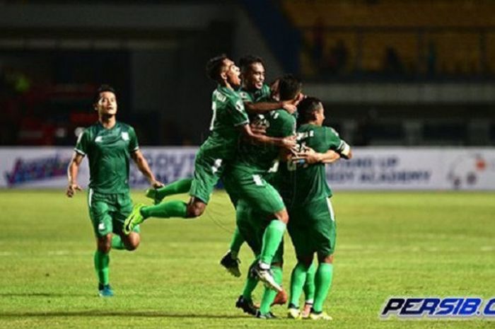 Pemain PSMS Medan saat merayakan gol ke gawang PSM Makassar.