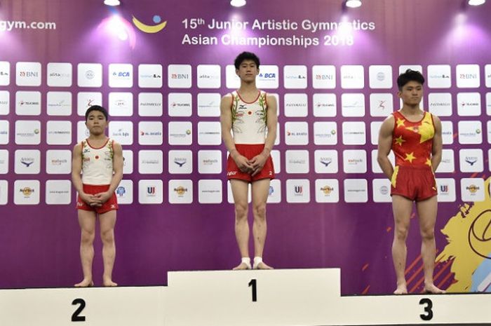 Peraih podium nomor lantai putra pada Kejuaraan Senam Artistik Junior Asia 2018. Dari kiri ke kanan Shinnosuke Oka (Jepang), Daiki Hashimoto (Jepang), dan Shi Cong (China) di Istora Senayan, Jakarta, Jumat (27/4/2018).