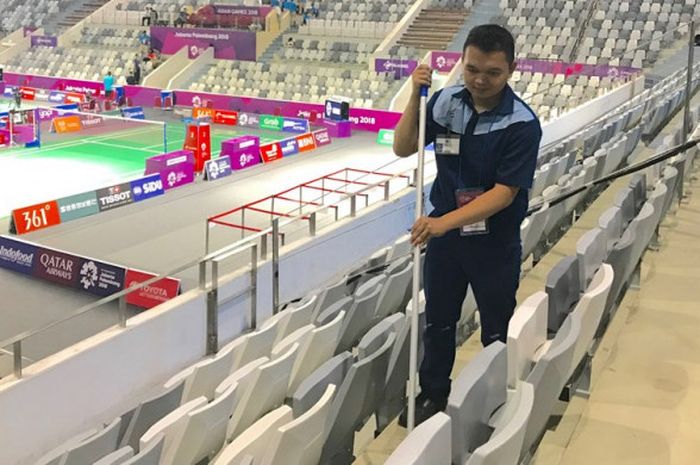 Petugas kebersihan (cleaner) ISS di area Gelora Bung Karno, Senayan, Jakarta pada penyelenggaraan Asian Games 2018. 