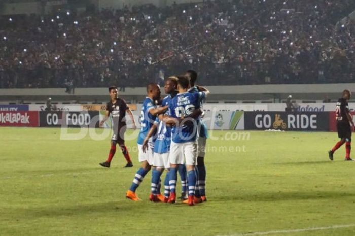 Para pemain Persib Bandung merayakan gol Ezechiel N'Douasdel seusai membobol gawang Persipura Jayapura, Sabtu (12/5/2018) malam WIB, di Stadion Gelora Bandung Lautan Api, Kota Bandung. 