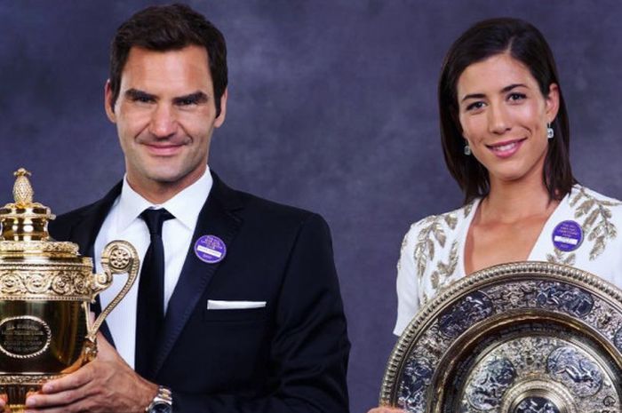 Roger Federer (kiri) dan Garbine Muguruza (kanan) saat berpose dengan piala yang mereka raih usai menjuarai ajang Wimbledon 2017.