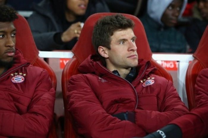 Winger Bayern Muenchen, Kingsley Coman (kiri), berada di bangku cadangan dalam partai Liga Champion kontra Arsenal di Stadion Emirates, London, pada 7 Maret 2017.