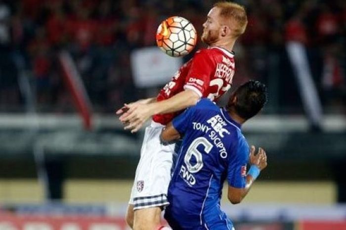  Bek Persib, Tony Sucipto menempel ketat penyerang Bali United, Daniel Heffernan di Stadion Kapten I Wayan Dipta, Gianyar, Minggu (18/9/2016) malam. 