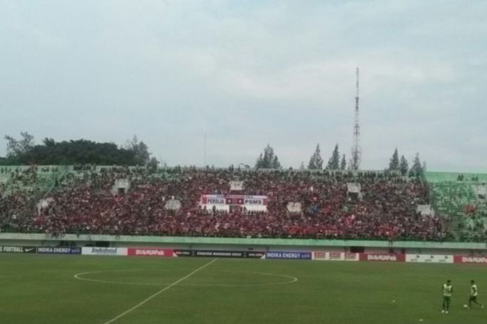 Kondisi tribune timur pada pertandingan Persija Jakarta vs PSMS Medan, Senin (12/2/2018).  The Jakmania maupun pendukung PSMS Medan tak penuhi tribune pada leg kedua, berbeda jauh dibandingkan pertandingan pertama.