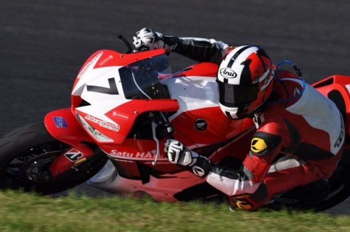 Pebalap Astra Honda Racing Team (AHRT), Rheza Danica Ahrens, tengah tampil dalam sesi kualifikasi Suzuka 4 Hours di Sirkuit Suzuka, Jepang, Jumat (29/7/2016).