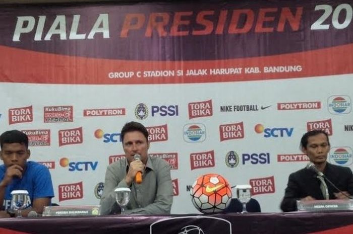 Pelatih Persiba Balikpapan, Timo Scheunemann (tengah) memberikan keterangan ke media untuk laga timnya kontra Persela di Hotel Topas, Kota Bandung, Minggu (5/2/2017). 