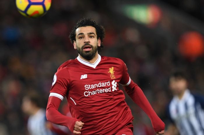  Mohamed Salah mengejar bola saat Liverpol melawan West Bromwich Albion pada partai Liga Inggris di Stadion Anfield, Kamis (14/12/2017) dini hari WIB. 