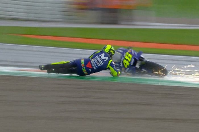 Pebalap Movistar Yamaha, Valentino Rossi, terjatuh pada balapan MotoGP Valencia di Sirkuit RIcardo Tormo, Valencia, Minggu (18/11/2018).