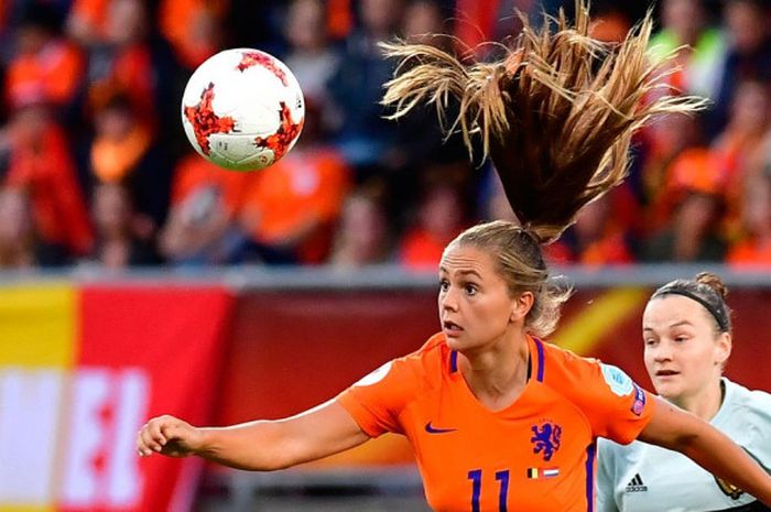 Pemain tim nasional sepak bola putri Belanda, Lieke Martens (depan, baju oranye).