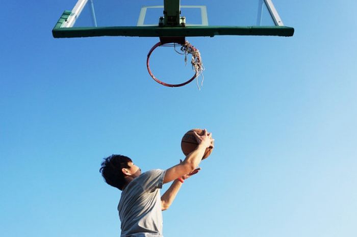 Gerakan melompat saat bermain basket dipercaya bisa meregangkan tulang.