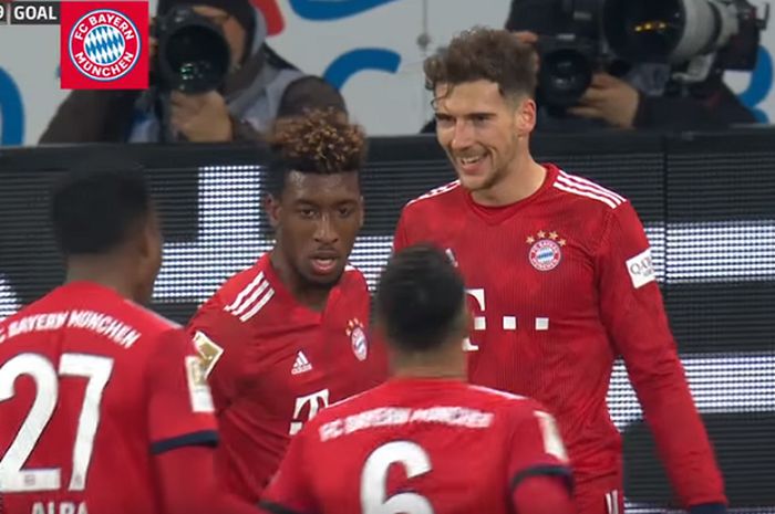 Gelandang serang Bayern Muenchen, Leon Goretzka (kanan), merayakan gol yang dicetaknya ke gawang Hof